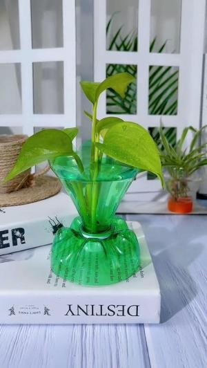 Vaso feito com litro PET Imagem ilustrativa