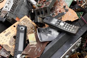 Como o lixo eletrônico está afetando o meio ambiente: um olhar sobre os impactos negativos da descarte inadequado Imagem descritiva